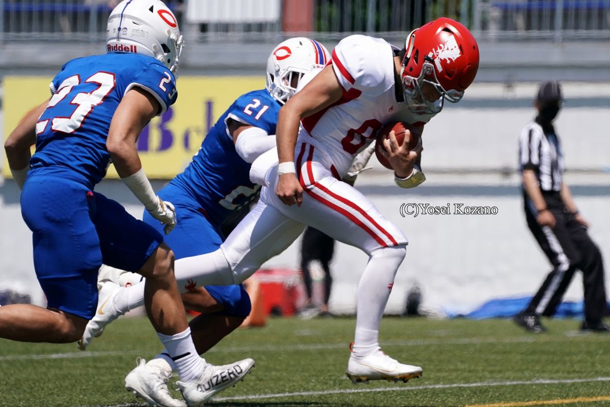 【日大 vs 中大】第2Q、日大QB金澤が自らボールをキープして走り、逆転のTD=撮影:小座野容斉