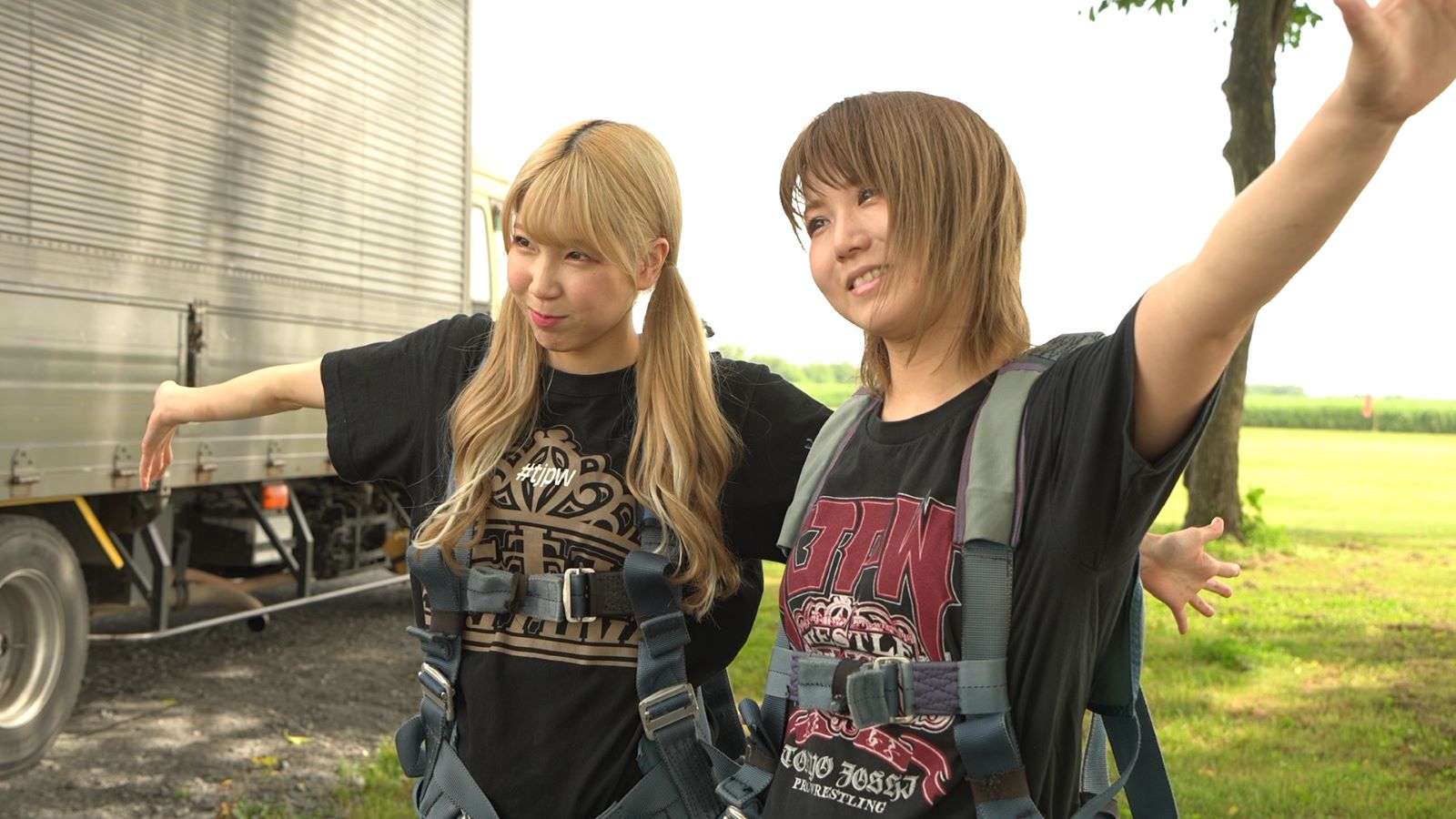 マジラビが東京女子7・9大田区の成功を祈ってなぜかスカイダイビング！ しかし「I can fly!」の代償は大きく…「空中でゲロ吐くと思ったのは初めて」【週刊プロレス】  | BBMスポーツ | ベースボール・マガジン社