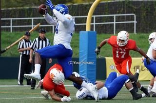 【IBM vs LIXIL】第2クオーター4分、IBMのDEブルックスが、QBとしてオフェンスに加わり、195センチ123キロの巨体でエンドゾーンに飛び込んでTD