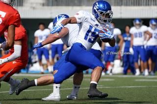 【IBM vs LIXIL】第1クオーター、IBMのRB鈴木が24ヤードを走り、ファーストダウン。鈴木はこの試合、エース高木を上回る10回72ヤードの力強い走りを見せた