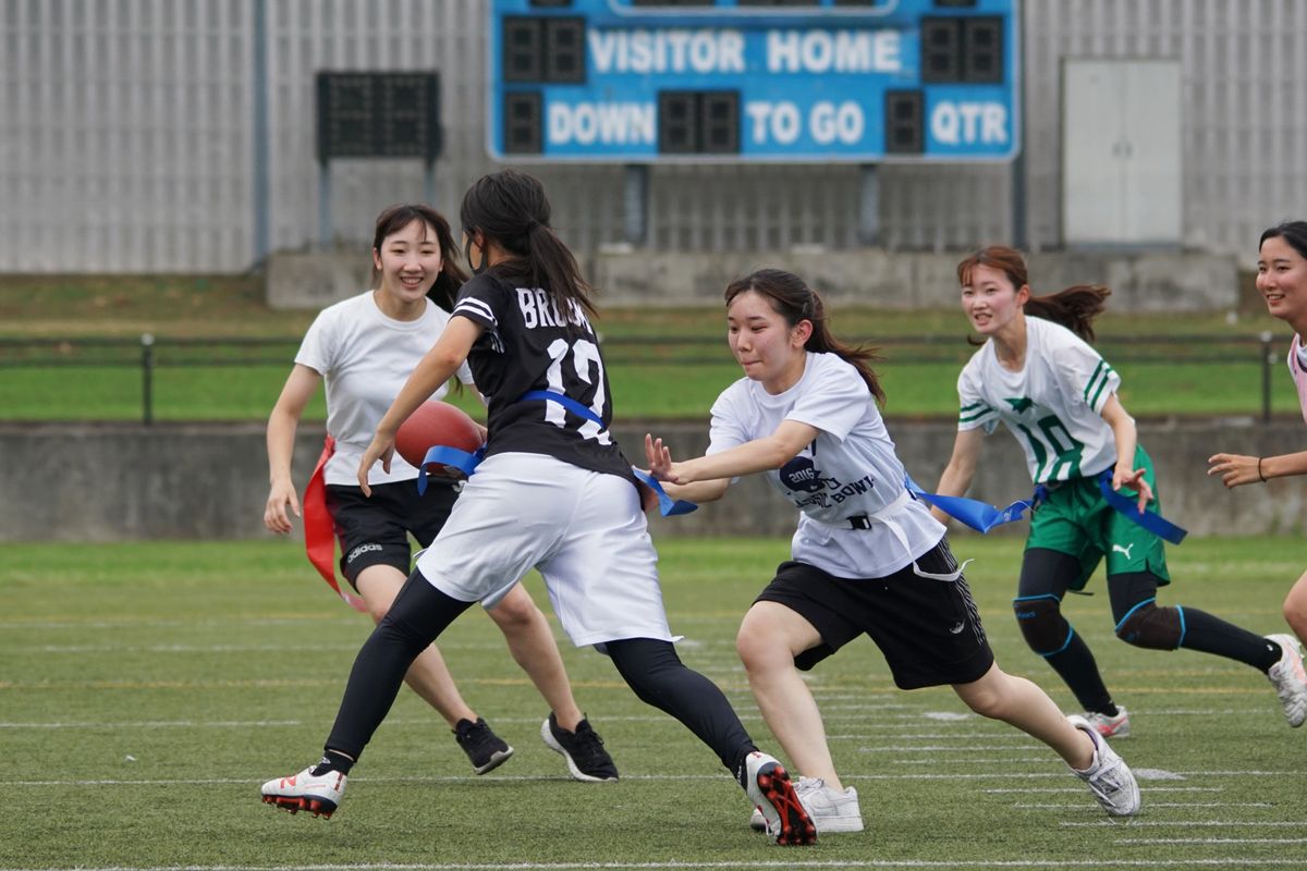 フラッグボウル2022では、今回初めて女子が参加。フラッグフットボールを体験した=柴崎 幹夫さん撮影・提供