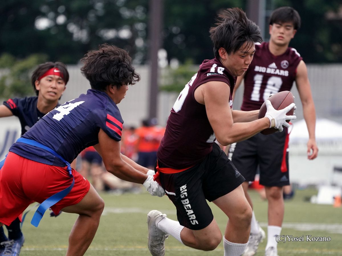 【早大 vs 慶大】早大QB八木からのパスを捕球した岡田が、エンドゾーンに迫る=撮影:小座野容斉