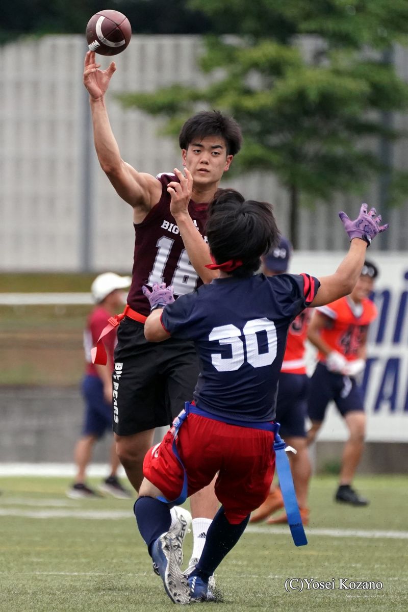 【早大 vs 慶大】早大QB八木が、長身からロングパスを決める＝撮影：小座野容斉