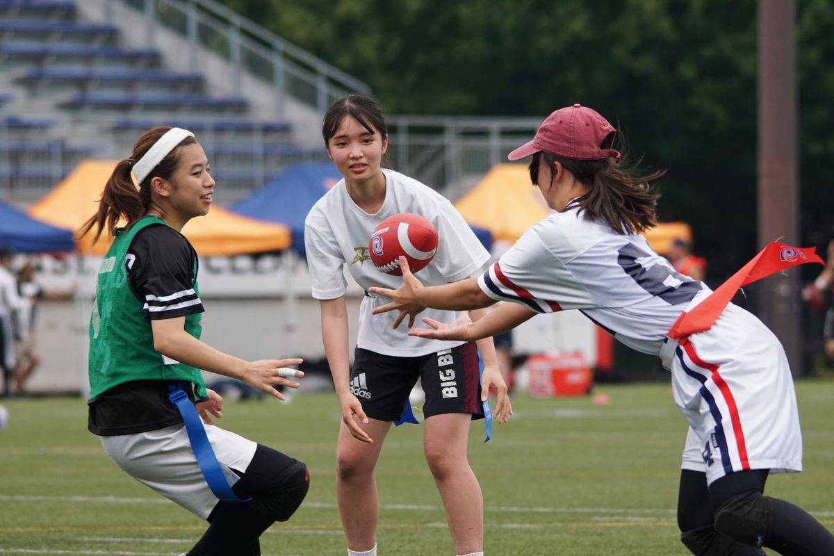 フラッグボウル2022では、今回初めて女子が参加。フラッグフットボールを体験した＝柴崎 幹夫さん撮影・提供