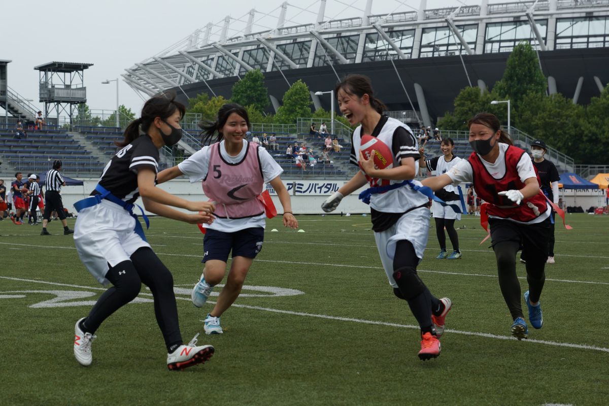 フラッグボウル2022では、今回初めて女子が参加。フラッグフットボールを体験した＝柴崎 幹夫さん撮影・提供