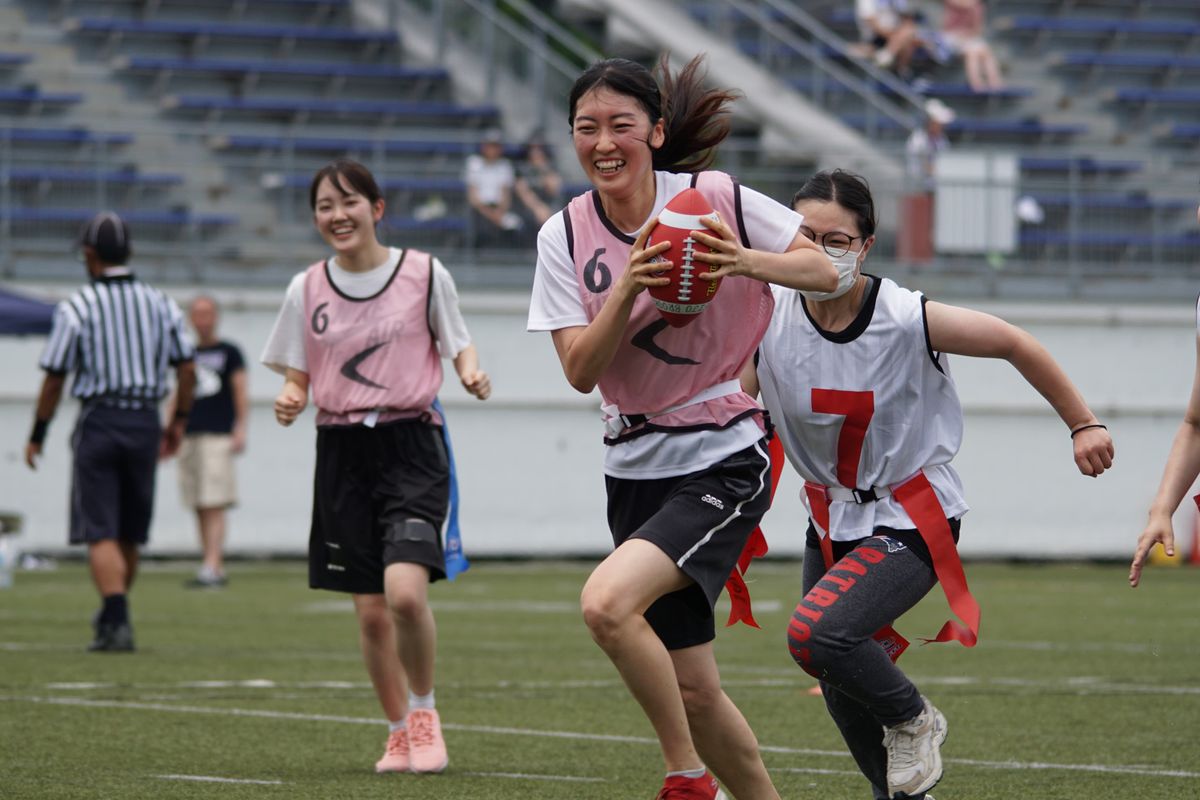 フラッグボウル2022では、今回初めて女子が参加。フラッグフットボールを体験した=柴崎 幹夫さん撮影・提供