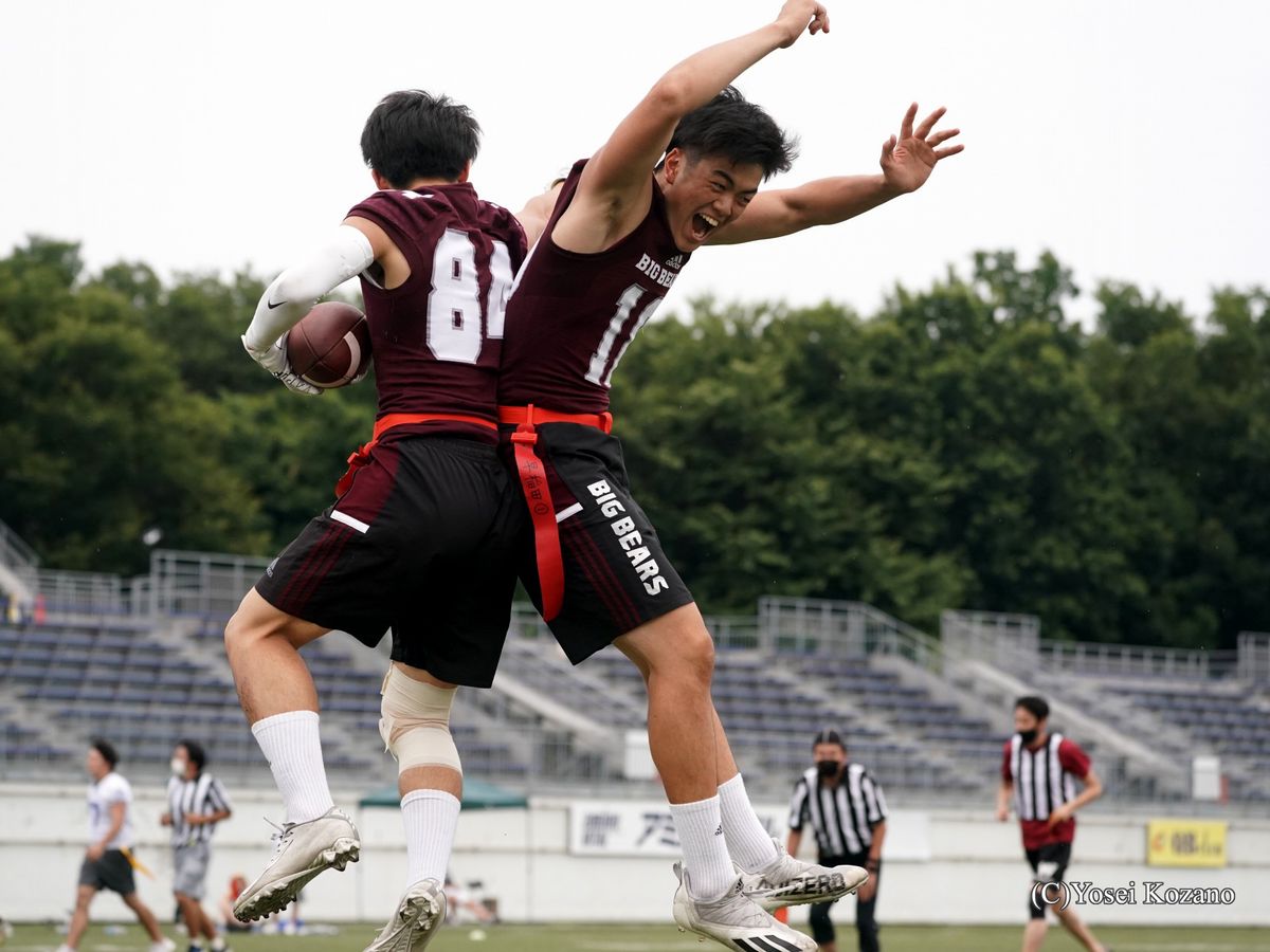 【早大 vs 明大】早大QB八木が、WR池田に再逆転のTDパスを決め、池田とセレブレーション=撮影:小座野容斉