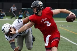 Ｘリーグ屈指のDL188センチ120キロのアサヒビール松尾をスティフアームで寄せ付けない富士通QBバードソン