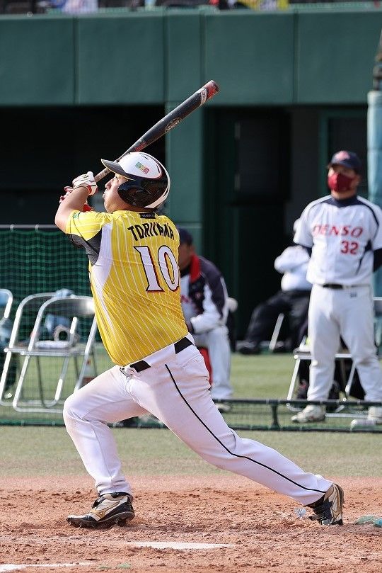 日本リーグ6度の優勝を誇る平林金属の四番打者・鳥山和也。昨季の日本リーグでは、首位打者(打撃率.469)、ベストナイン(一塁手)、MVPのタイトルを獲得した。何と言っても、185cm108kgの体格を生かしたパワフルな打撃が魅力。ワールドカップ(世界選手権)への選出は初めてとなるが、その打棒に期待(写真/佐藤真一)