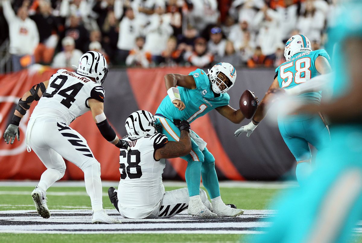 サックされて、後頭部から叩きつけられるドルフィンズQBタゴバイロア=photo by Getty Images