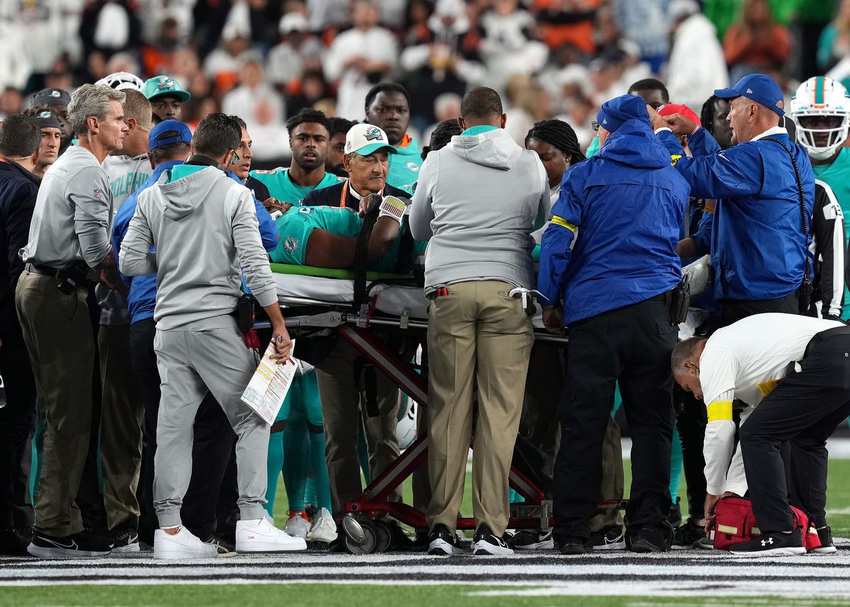 後頭部から叩きつけられて動けなくなり、ストレッチャーで搬送されるQBタゴバイロア=photo by Getty Images