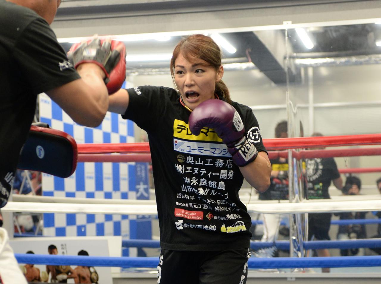 WBC世界バンタム級チャンピオン長谷川穂積練習時実使用グローブ