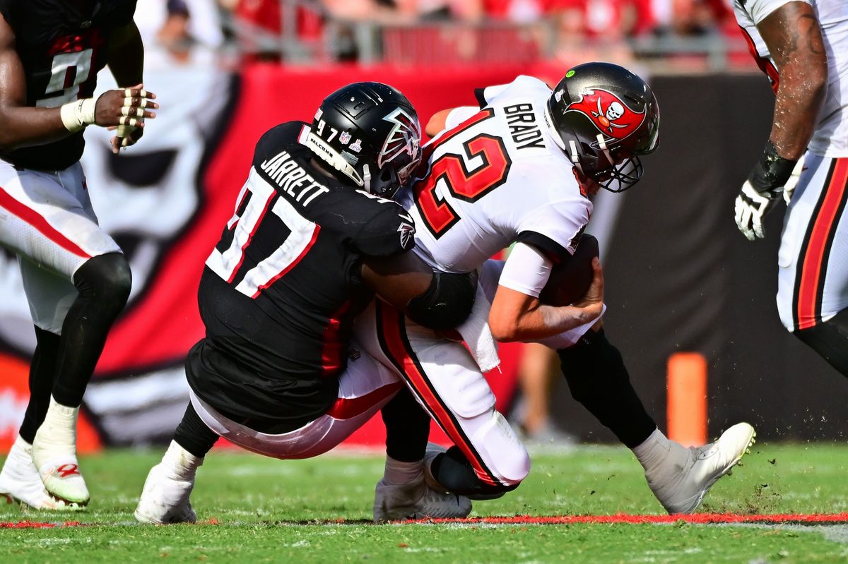 4QにバッカニアーズQBブレイディをサックするファルコンズDTジャレット。このプレーがラフィング・ザ・パサーとされた=photo by Getty Images
