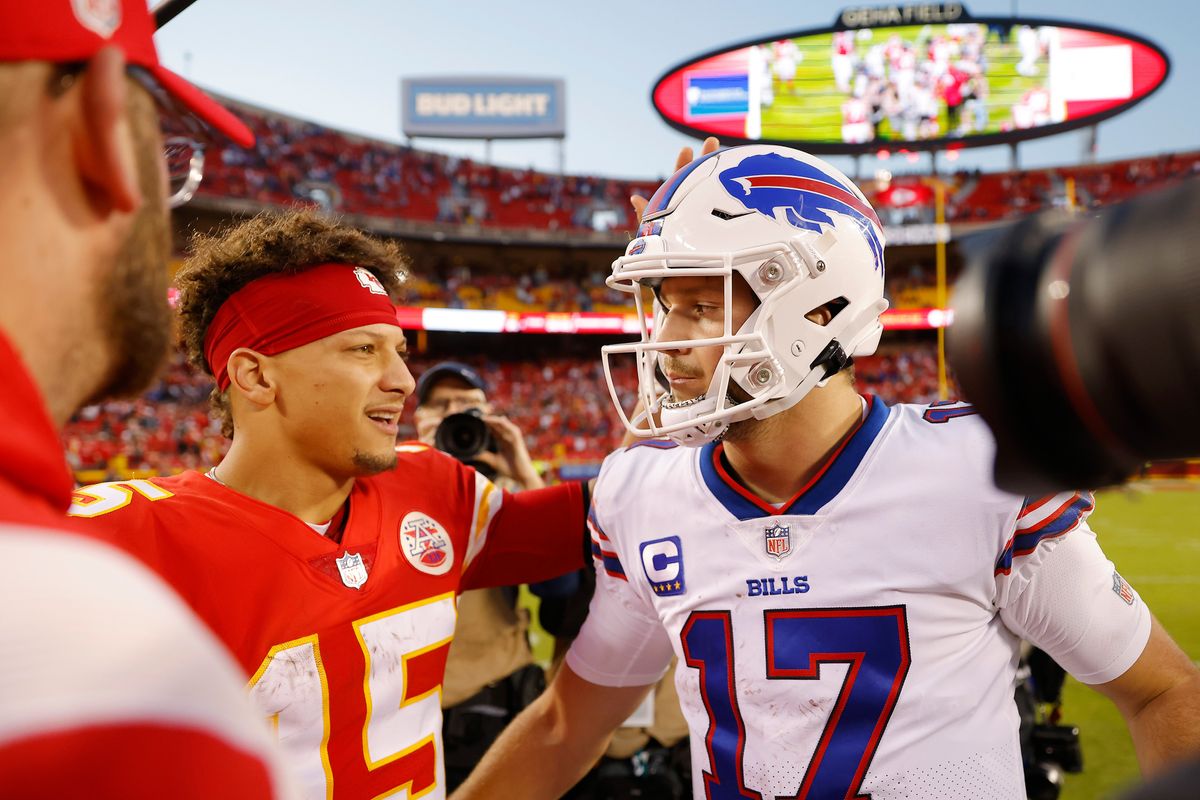 【ビルズvsチーフス】試合後に言葉を交わす、ビルズQBアレンとチーフスQBマホームズ=photo by Getty Images