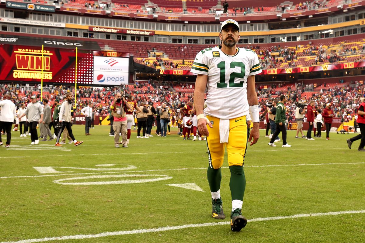 【パッカーズvsコマンダーズ】まさかの3連敗てフィールドを去るパッカーズのQBロジャース=photo by Getty Images