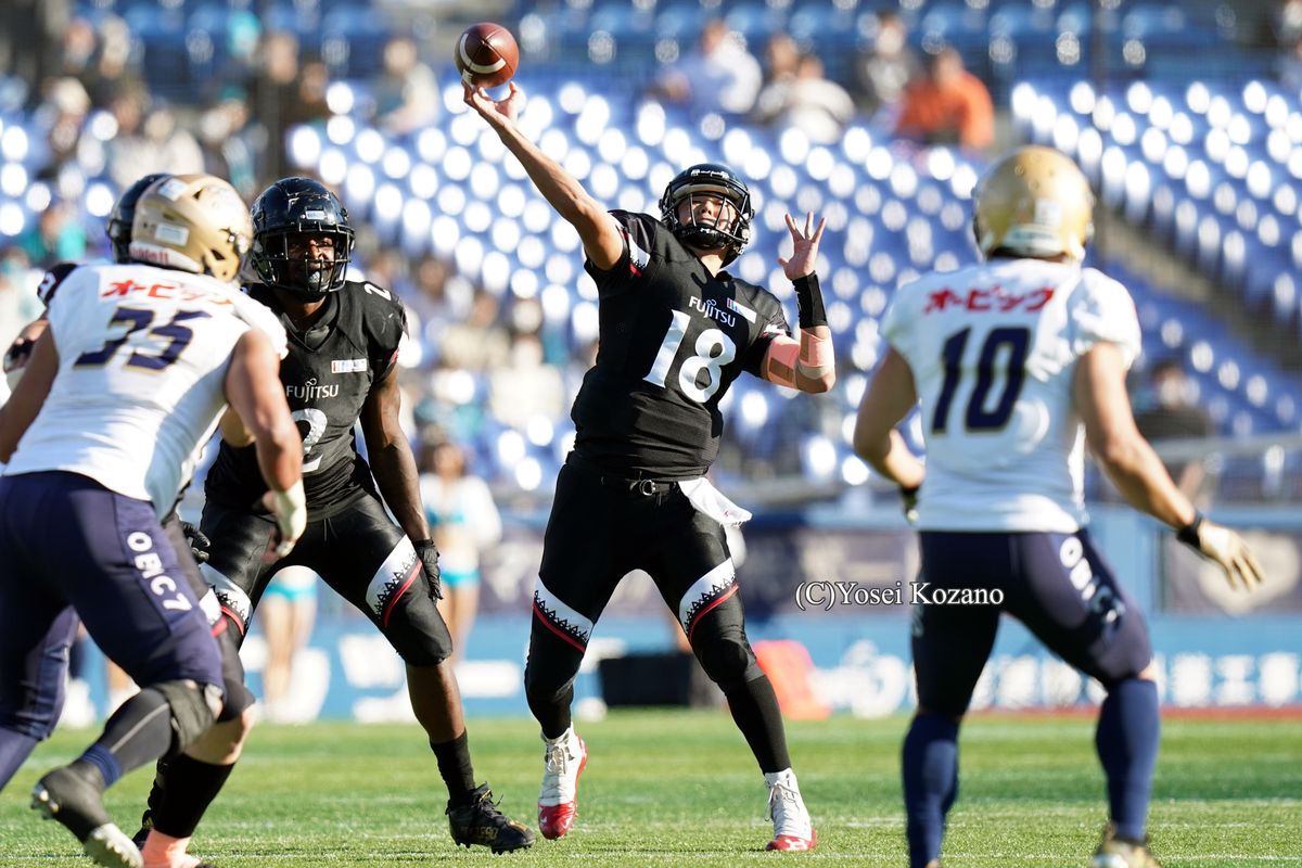 【富士通 vs オービック】2Q、富士通QB高木がパスを投げてTDを決める=撮影:小座野容斉
