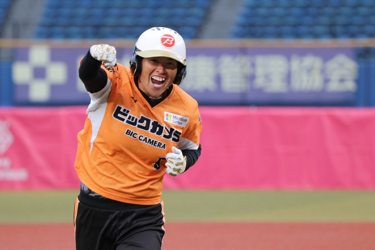 1対0で迎えた6回、ソロを放ち追加点を挙げたビックカメラ高崎・藤田倭(撮影/BBM)
