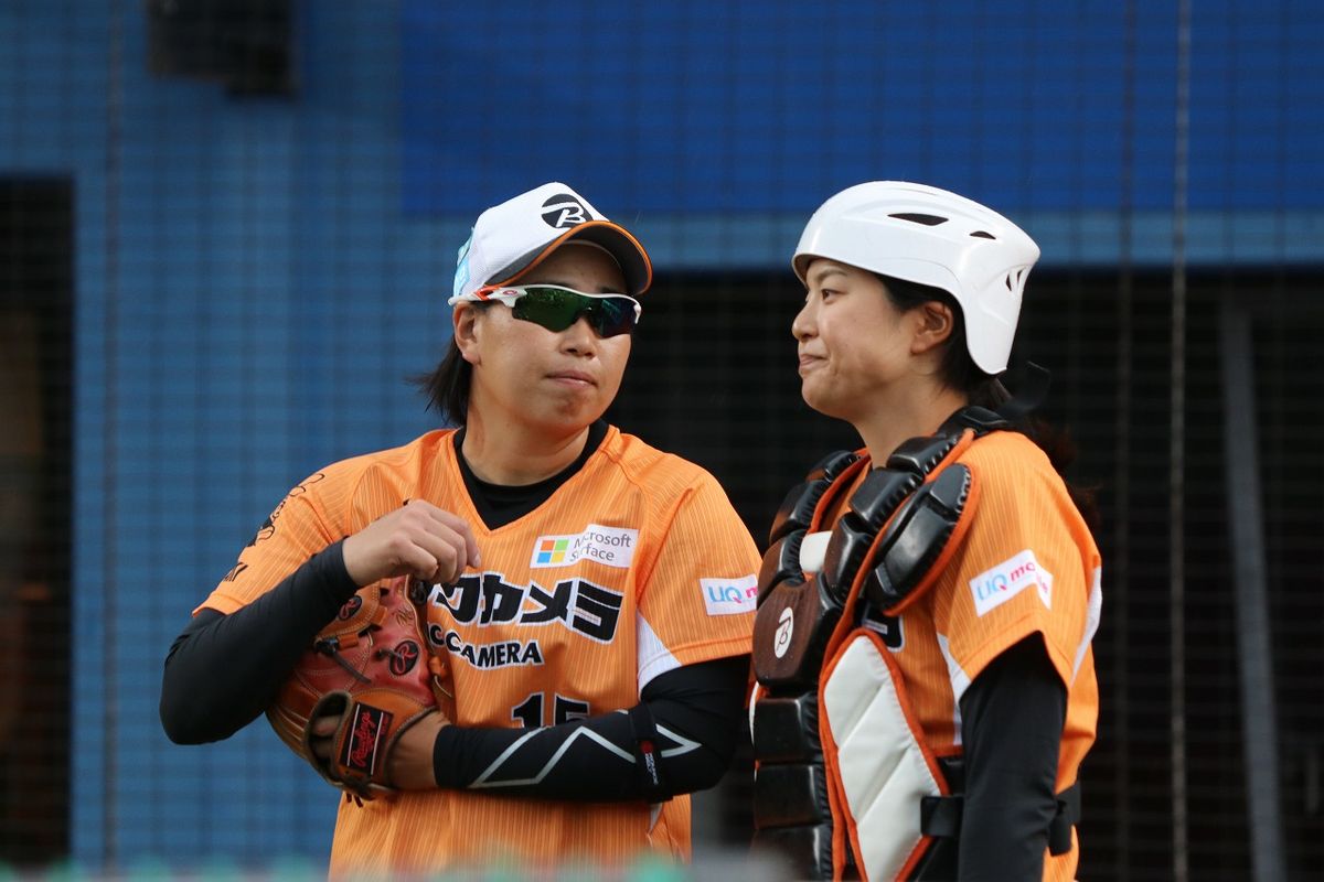2連投でチームを初代チャンピオンへと導いた濱村ゆかり(左)と捕手の我妻悠香(撮影/BBM)