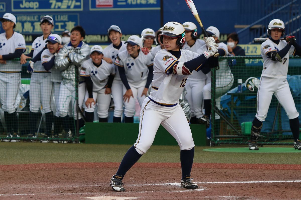 最後まで粘りを見せた豊田自動織機。7回、代打の福重さくらに全員で声援を送る(撮影/BBM)