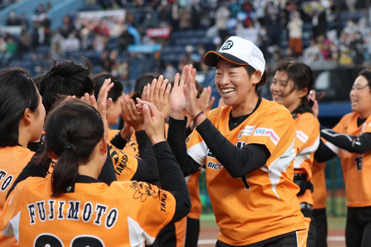 コンディション不良で今季は登板がなかった上野由岐子だが、後輩たちの頑張りを笑顔で称える(撮影/BBM)