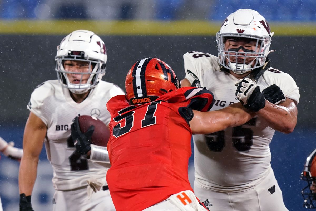 【早大 vs 法大】早大QB石原のキーププレーで、OL・亀井主将が、法大LB・山田主将をブロック。主将同士の火花が散る=撮影:小座野容斉