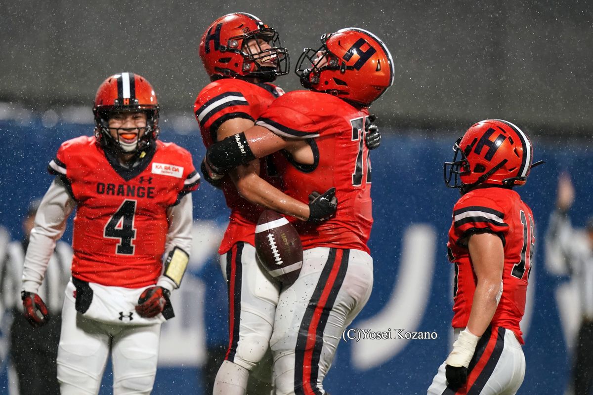 【早大 vs 法大】2Q、法大RB岩田(中央左)が逆転のTDラン。OL・斎藤副将と抱き合って喜ぶ。左端はQB平井=撮影:小座野容斉