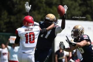 【オービック vs BULLS】オービックDEケビン・ジャクソンがBULLSのQB時崎のパスを叩く