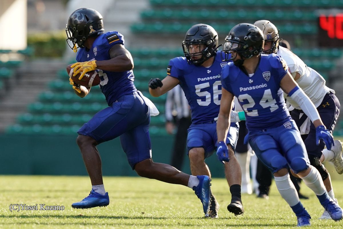 【パナソニック vs オービック】4Q、パナソニックDBコックスが、オービックQB小林のパスをインターセプト=撮影:小座野容斉