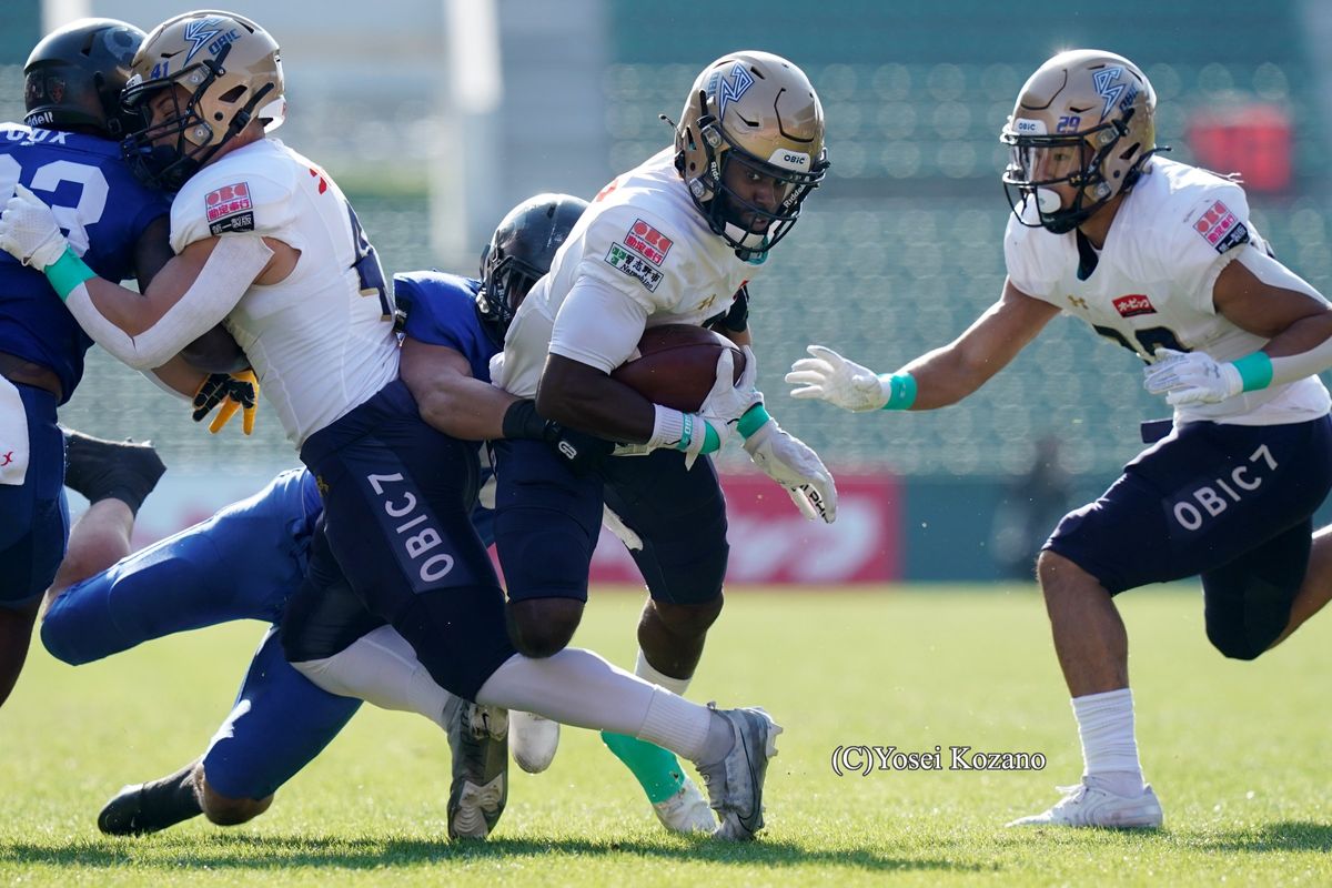 【パナソニック vs オービック】QBキープでゲインを重ねたオービックQBジェイソン・スミス=撮影:小座野容斉