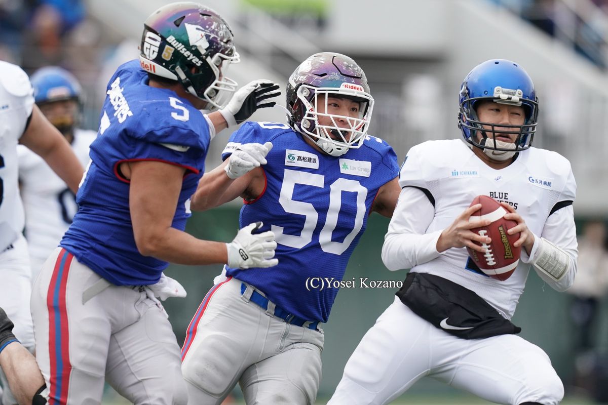 【ブルザイズ vs ブルーサンダース】ブルーサンダースQB大澤にプレッシャーをかけるブルザイズLB赤星。このプレーでロスタックルを決めた=撮影:小座野容斉