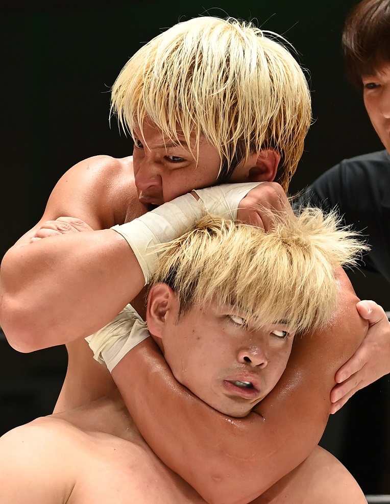 拳王が清宮海斗を絞め落とし「“忖度しない”プロレス大賞MVPはオカダ