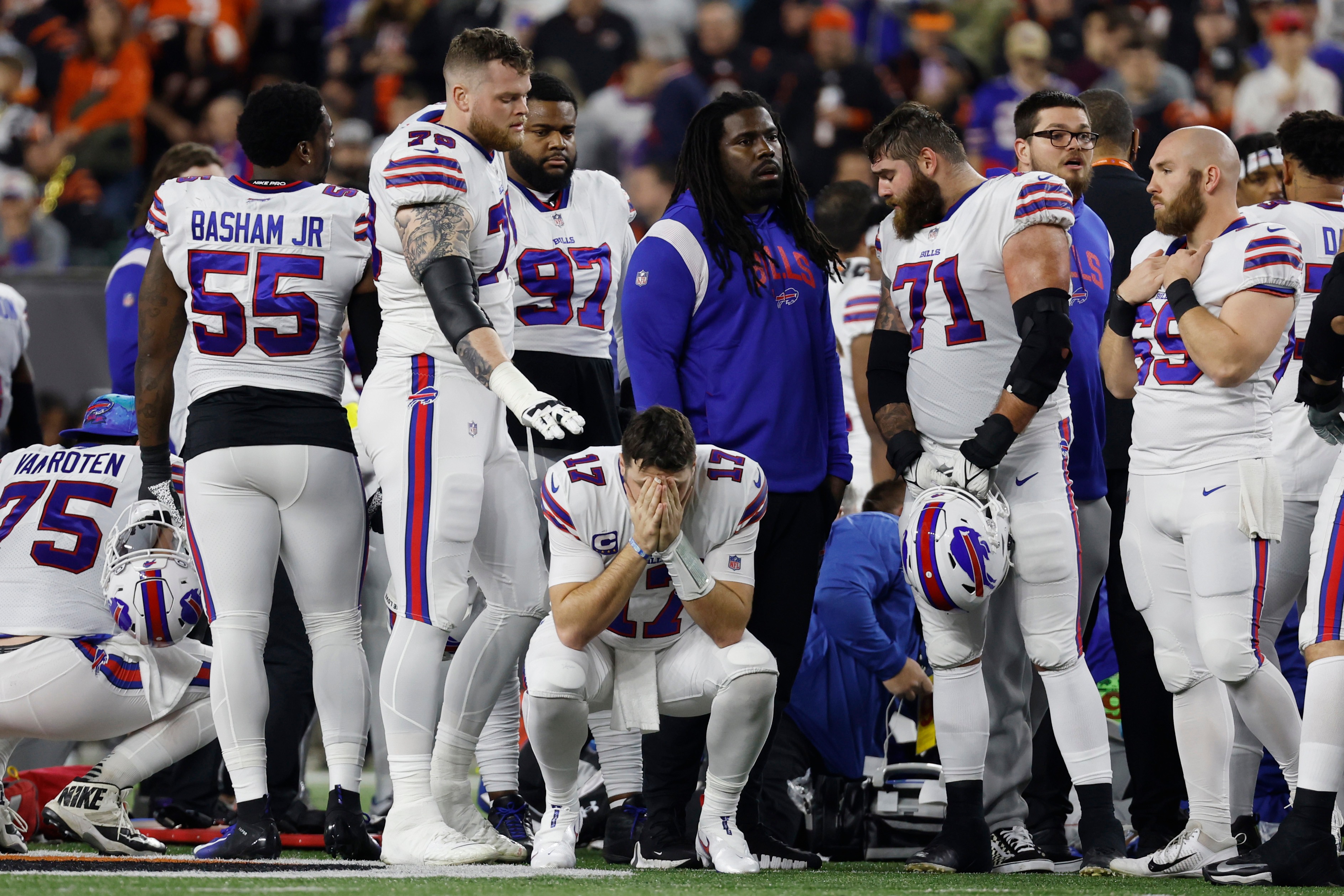 Nfl 選手がプレー中に倒れ一時心肺停止 全米注目のマンデーナイトゲームが中断 延期に ビルズ対ベンガルズ mスポーツ ベースボール マガジン社