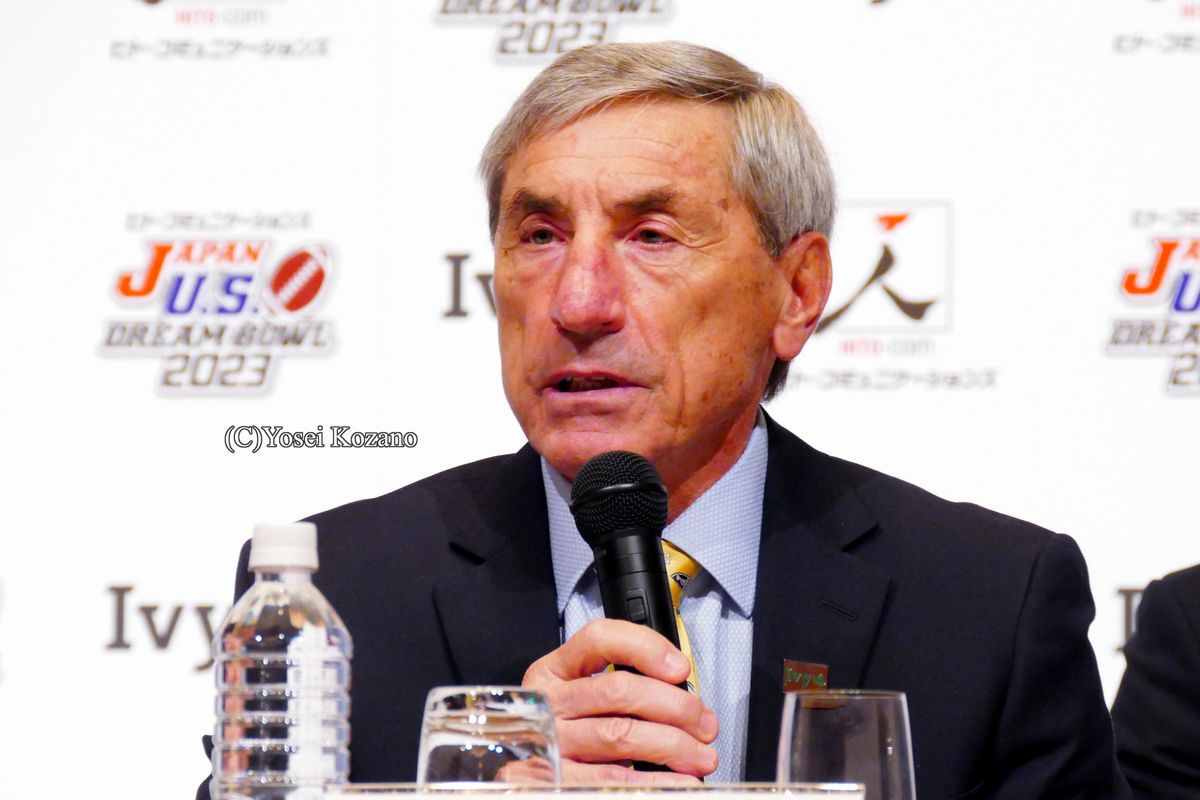 会見するアイビー選抜のバグノリHC。「日本のフットボールは驚くべき進化を遂げた」と語った=撮影:小座野容斉