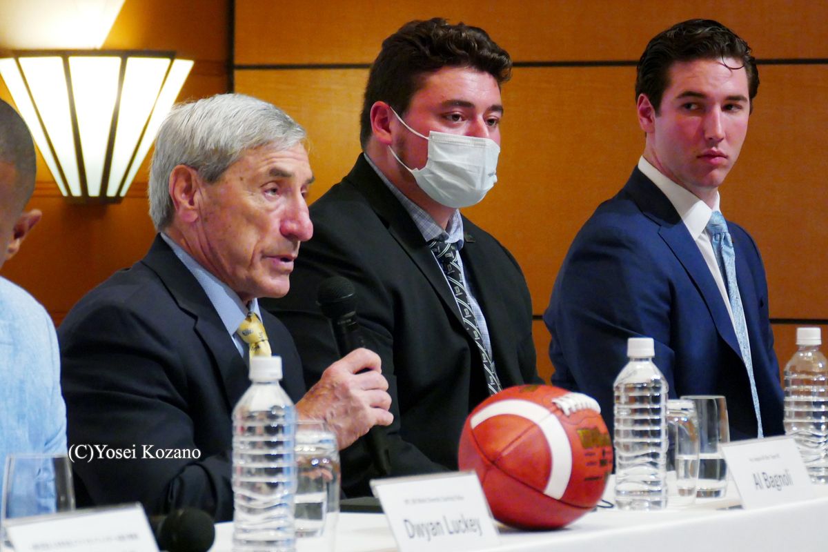会見する（左から）アイビー選抜のバグノリHC、OLギドン、LBバレンタス＝撮影：小座野容斉