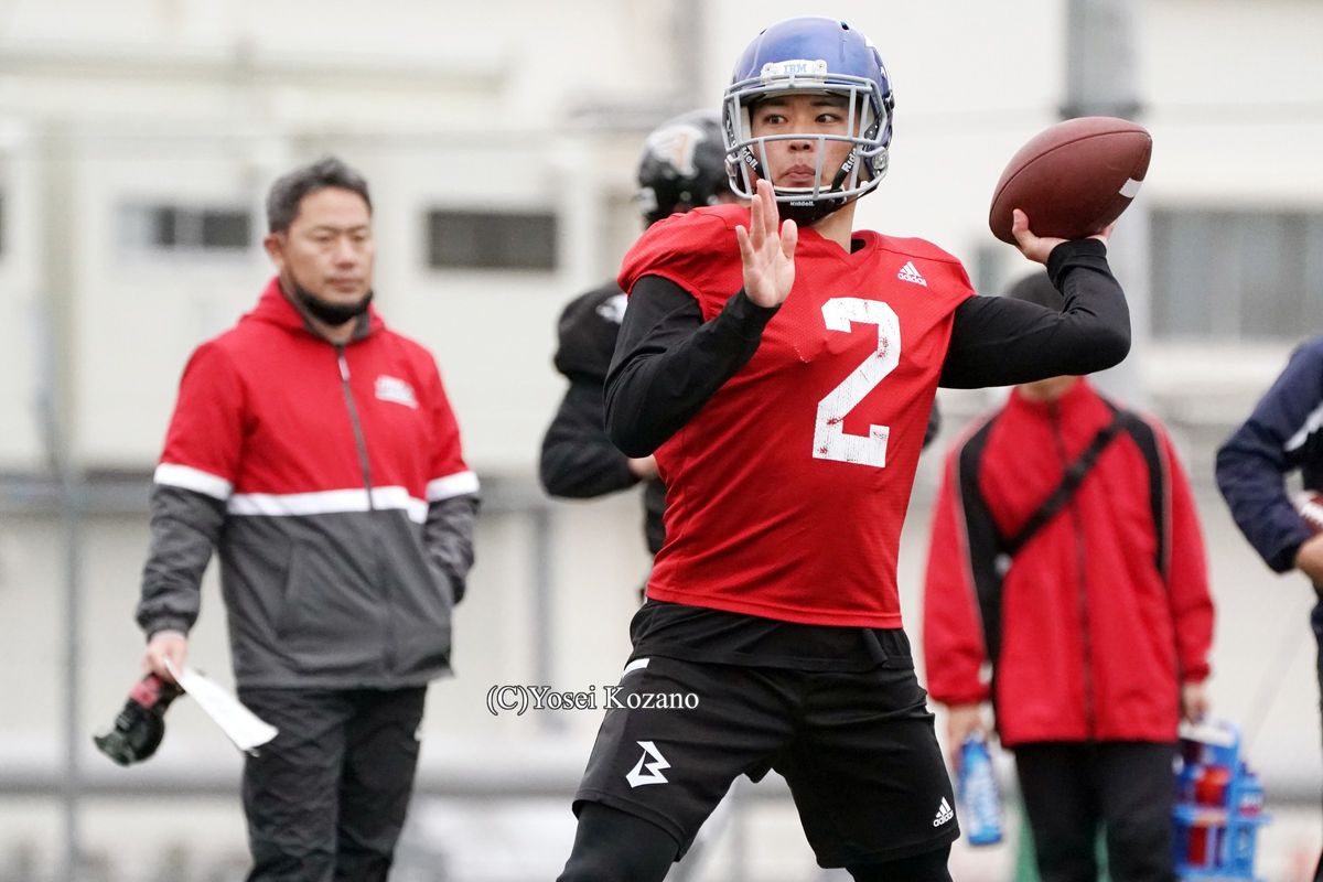 QB政本。持ち前のRPOとクイックリリースが生きるか。左後方は荒木オフェンスコーディネーター=撮影:小座野容斉