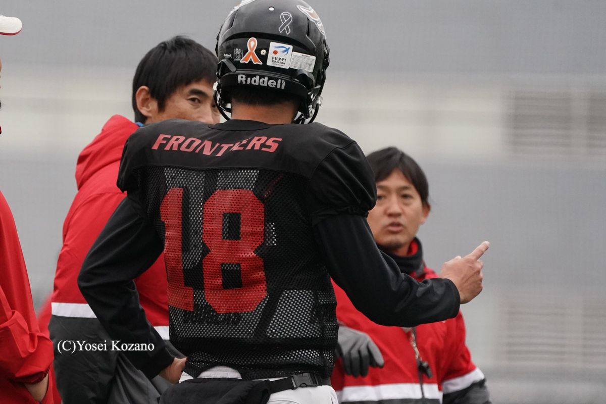 板井WRコーチ(左)、山本HC(右)と話し合うQB高木=撮影:小座野容斉