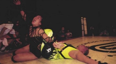 【レスラー豊田真奈美？】腕時計 豊田真奈美が赤いベルト初戴冠、全女戦国時代へ【週刊プロレス昔話