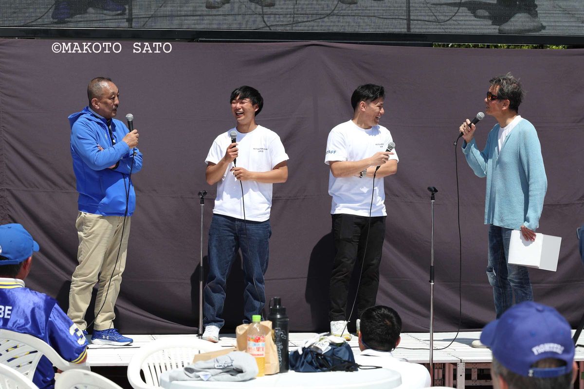 KGボウル【関学大 vs 日大】試合前の特設ステージトークショー、(左から)関学鳥内元監督、関学OB奥野氏、関学OB前田氏、MCのヒロT氏=撮影:佐藤誠