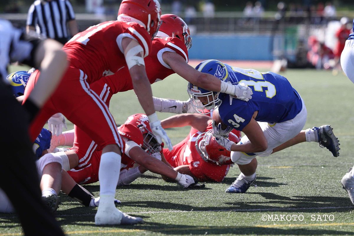 KGボウル【関学大 vs 日大】試合終了まで残り43秒、関学RB伊丹が日大ディフェンス陣に囲まれながらもエンドゾーンまでボールを運び3ヤード逆転TDラン=撮影：佐藤誠