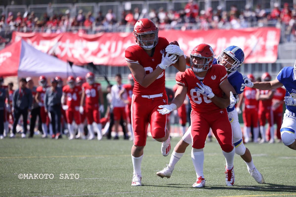 KGボウル【関学大 vs 日大】3Q残り2分12秒、QB金澤から8ヤード逆転TDパスをレシーブする日大WR西山=撮影:佐藤誠