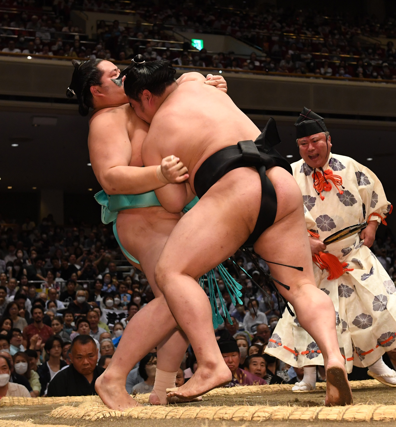 相撲編集部が選ぶ夏場所4日目の一番】左を差して一気の逆襲！ 若元春