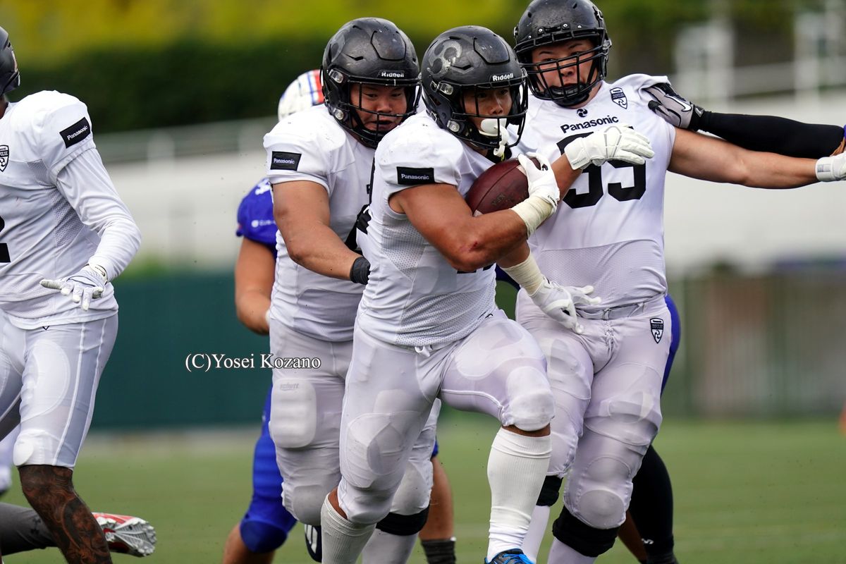 【パナソニック vs 東京ガス】第4Q、パナソニックRB立川が38ヤードを走ってTD。前のオフェンスでのファンブルロストを取り返した=撮影:小座野容斉