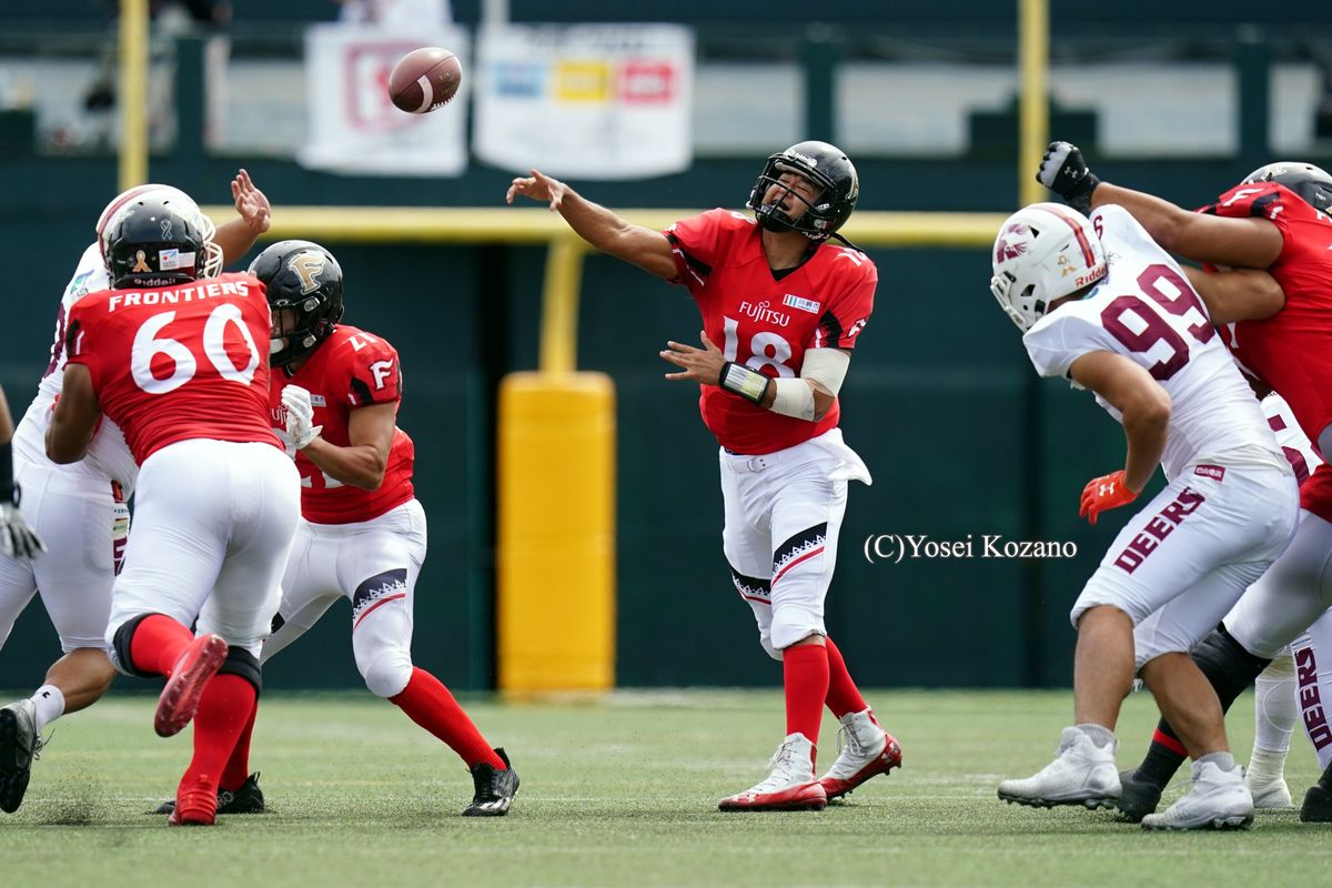 【富士通 vs ディアーズ】パス285ヤードで6TD、レーティングは満点だった富士通QB高木=撮影:小座野容斉