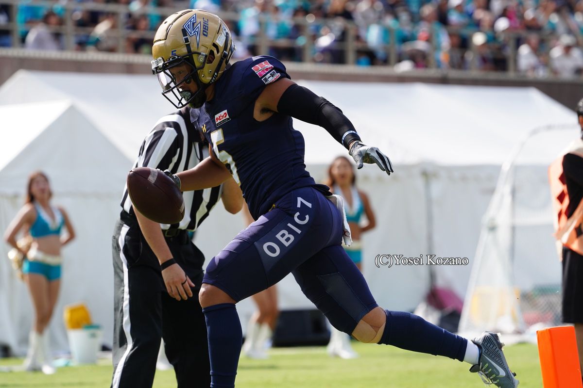 【オービック vs ノジマ相模原】第2Q、QBクルカのパスをキャッチしてTDを挙げたオービックWR西村有斗=撮影:小座野容斉