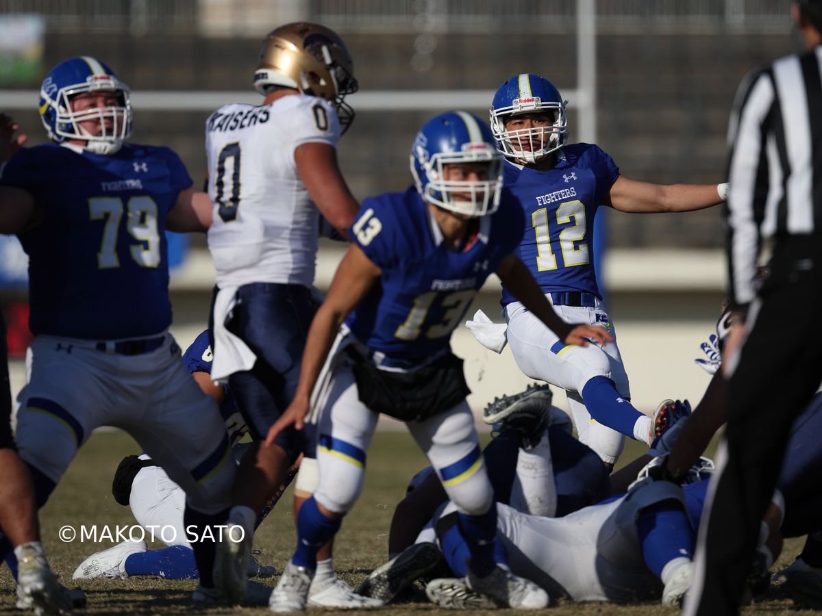 【関学 対 関大】１Q残り２分２秒　関学K大西悠太が先制４０ヤードFGを決める　写真：佐藤誠