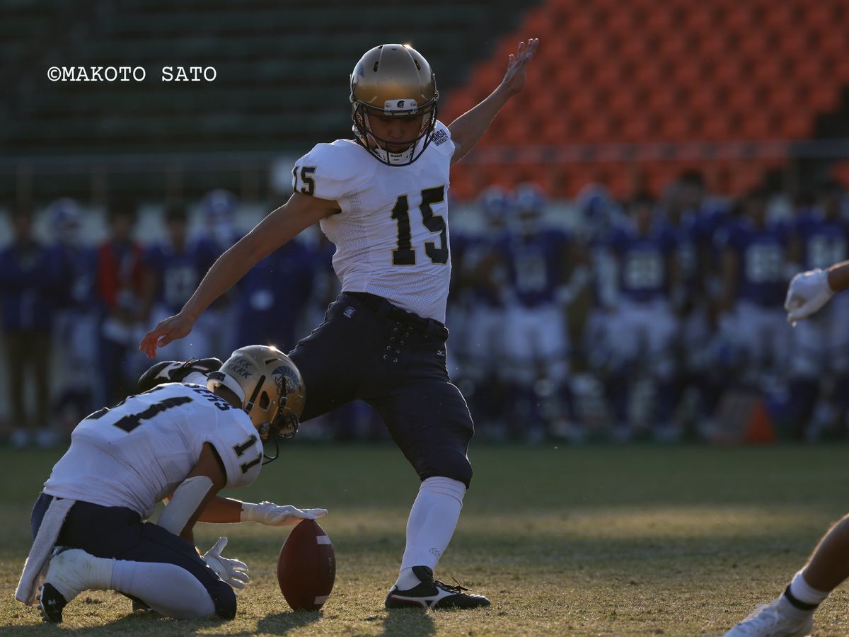 【関学 対 関大】試合残り３分４１秒　関大K中井慎之祐が決勝４７ヤードFGを決める　写真：佐藤誠