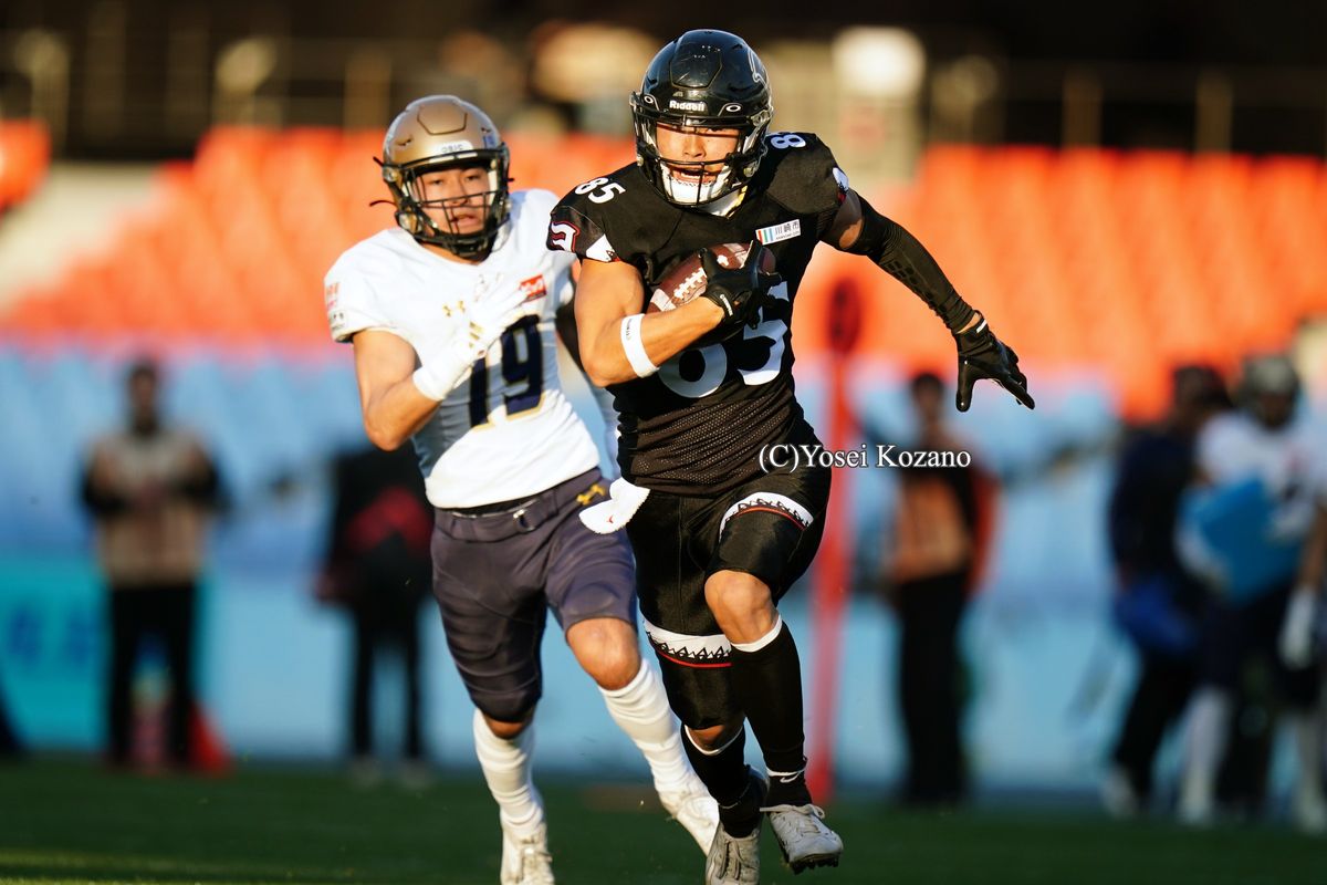【富士通 vs オービック】1Q、富士通WR松井がQB高木からパスをレシーブして走り65ヤードのロングゲイン=撮影:小座野容斉