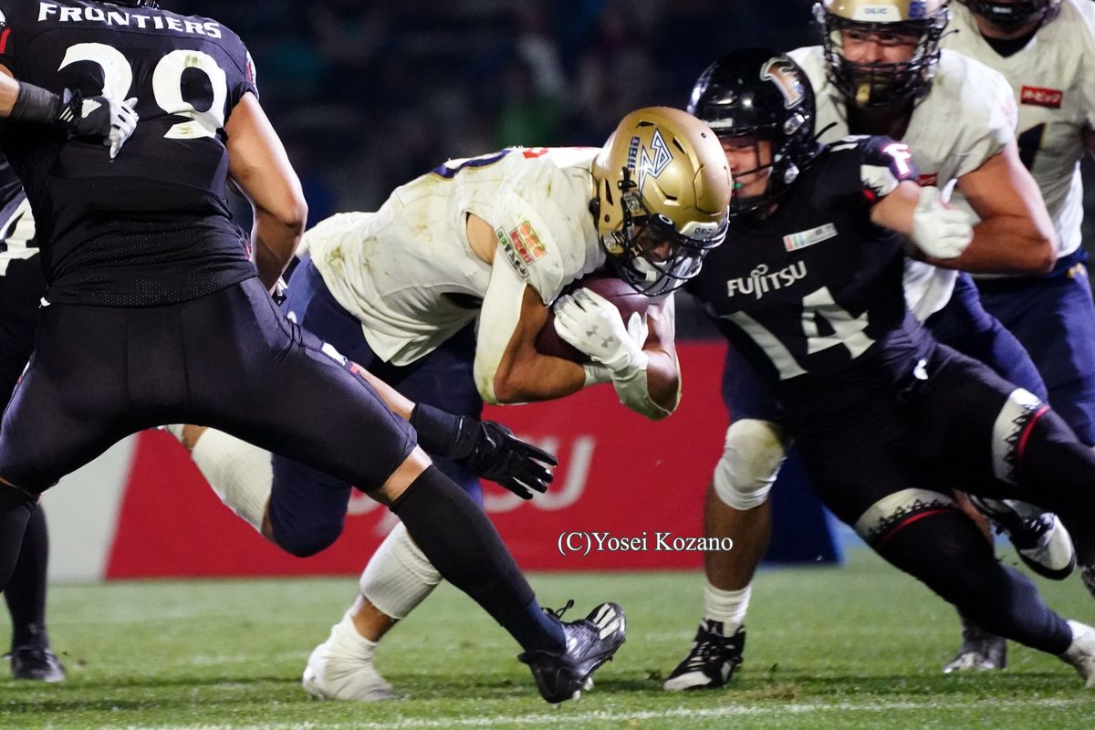 【富士通 vs オービック】4Q、オービックRB李卓がダイレクトスナップからエンドゾーンに飛び込んでTD=撮影:小座野容斉