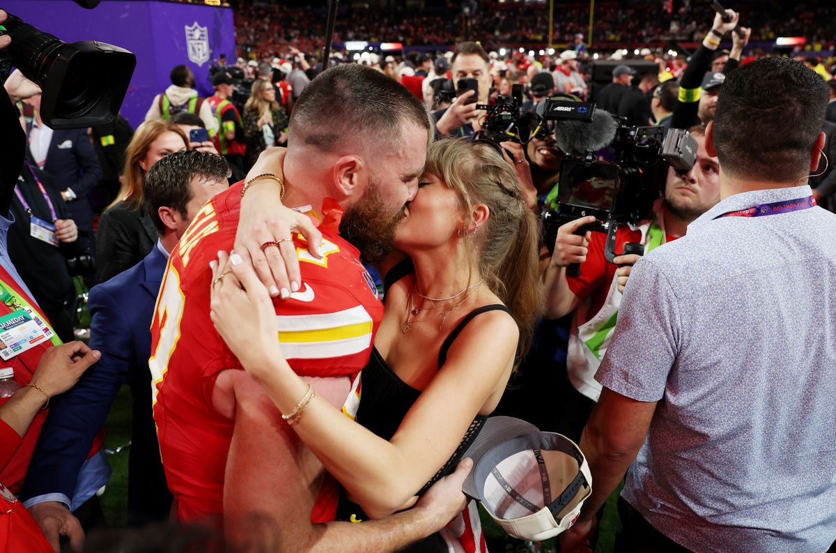 第58回スーパーボウル【チーフスvs 49ers】チーフスTEケルシーは、テイラー・スウィフトさんと熱い抱擁とキスを交わした=photo by Getty Images
