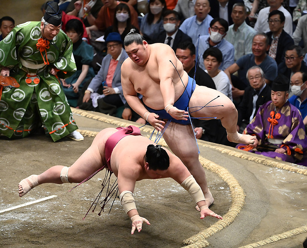 相撲編集部が選ぶ夏場所8日目の一番】巨体をひらり。大の里、大栄翔と